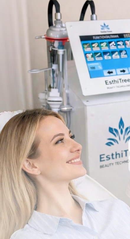 Kundin am EsthiTree-Gerät während einer Hydrogenium-H2-Beratung