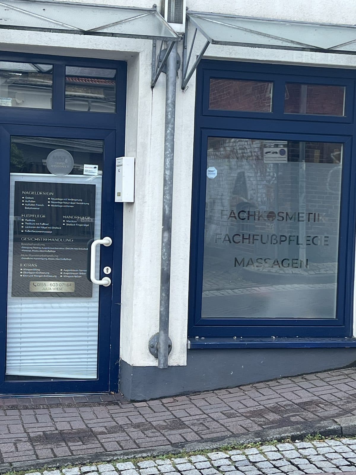 Außenansicht des Kosmetikstudios Kosmetik Eleganz mit Schaufenster in der Oldesloer Straße 29 in Bad Segeberg