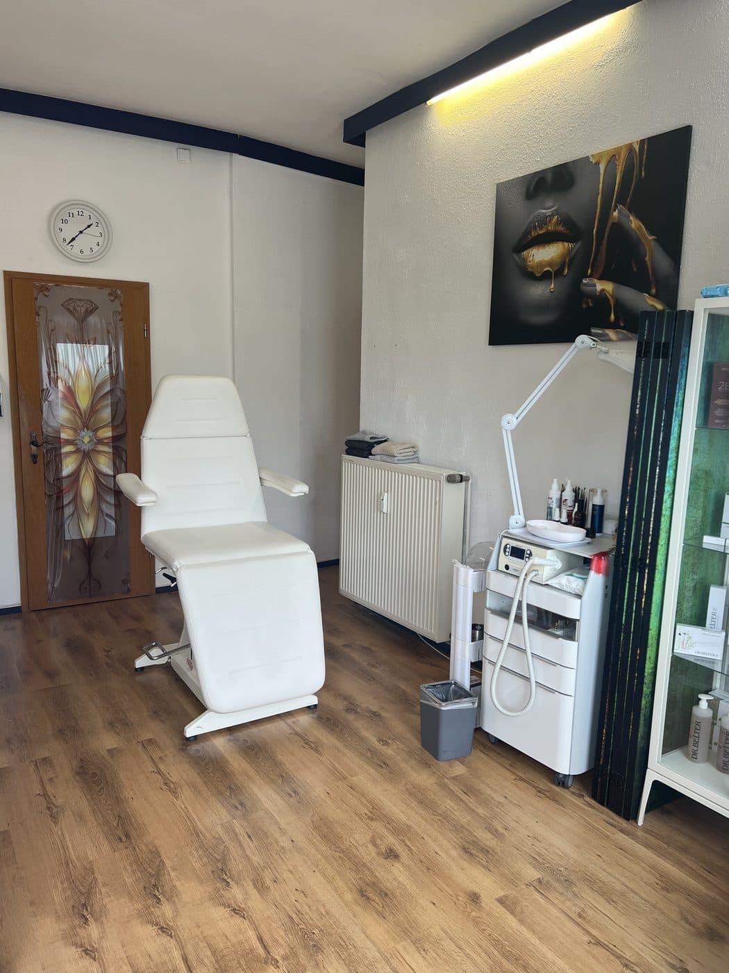 Behandlungsraum mit Kosmetikliege im Kosmetikstudio Kosmetik Eleganz in Bad Segeberg