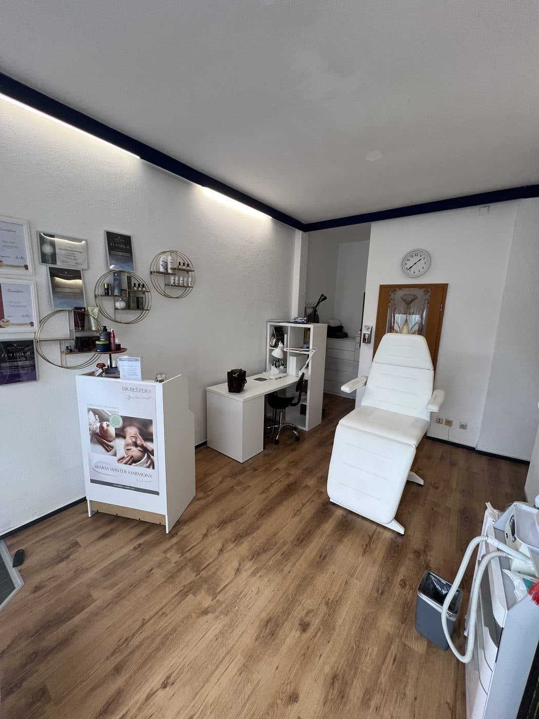 Empfangsbereich mit Arbeitsplatz und Behandlungsliege im Studio Bad Segeberg