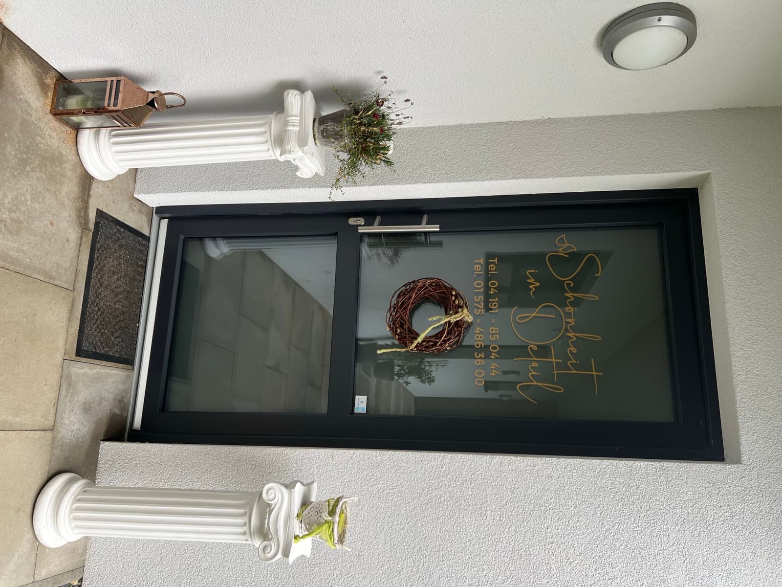 Входная дверь салона красоты Schönheit im Detail, Glockengießerwall 2, Кальтенкирхен