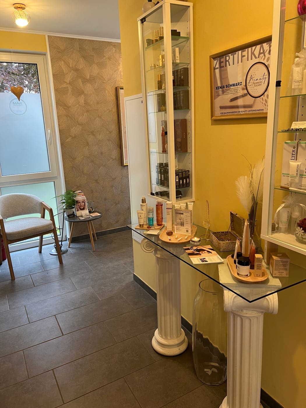 Produktvitrine mit natürlicher Wirkstoffkosmetik im Kosmetikinstitut Schönheit im Detail